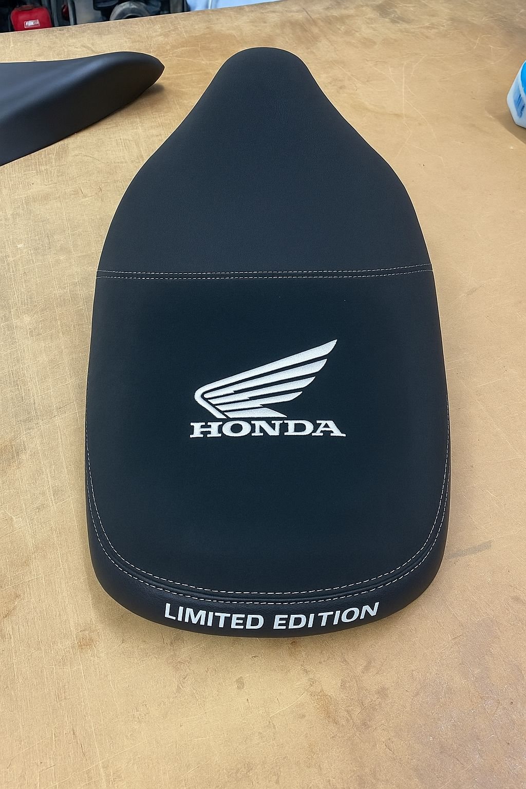 Sella Honda con ricamo Limited Edition