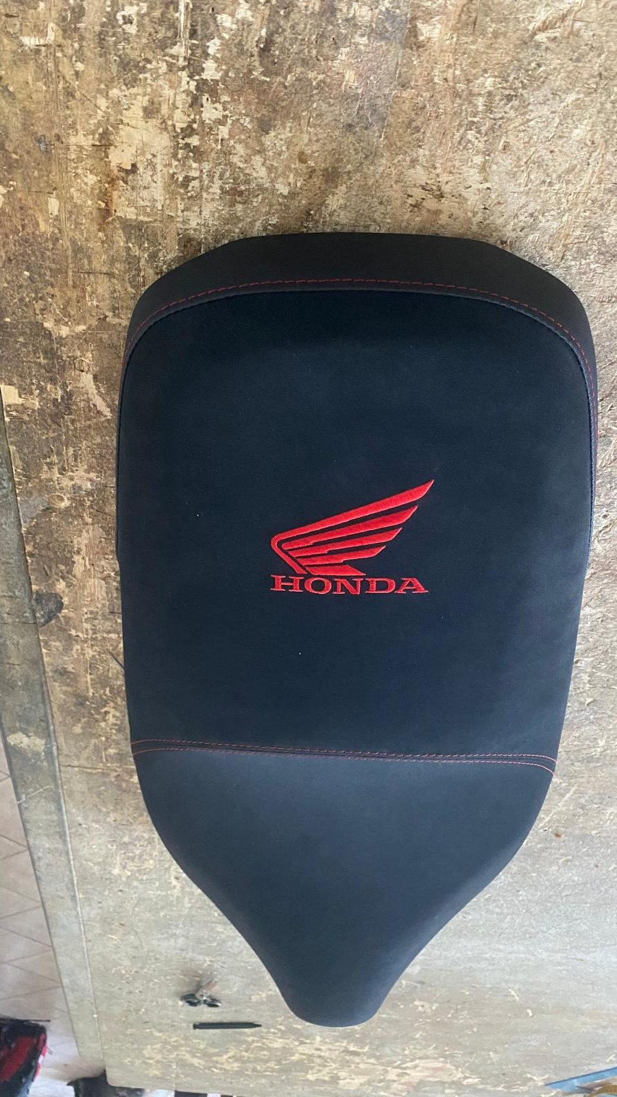 Sella Honda nera con logo ricamato rosso