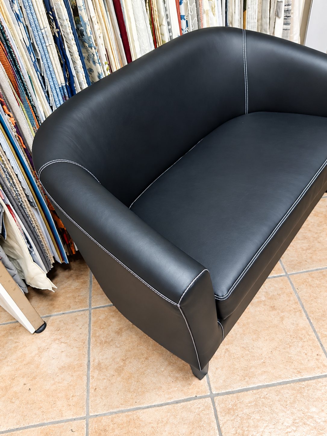 Divano in pelle nera