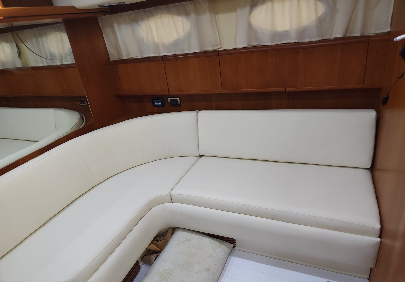 Conam 58, dinette rifatta in pelle avorio
