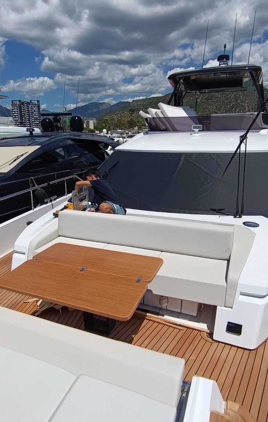 Ferretti 720, montaggio della rete ombreggiante sul parabrezza