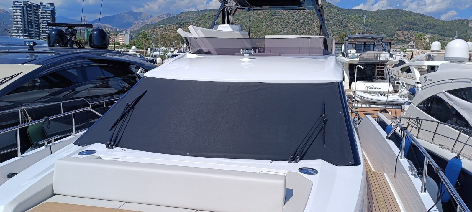 Ferretti 720, rete ombreggiante sul parabrezza