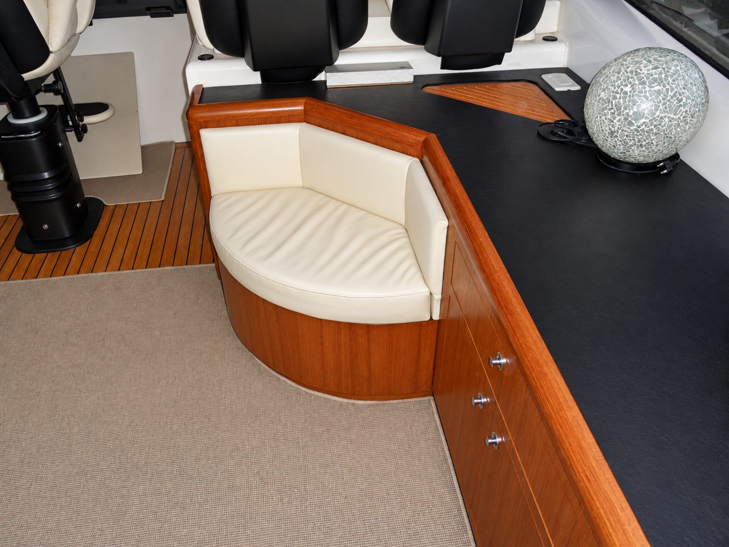 Pershing 62, cabina
