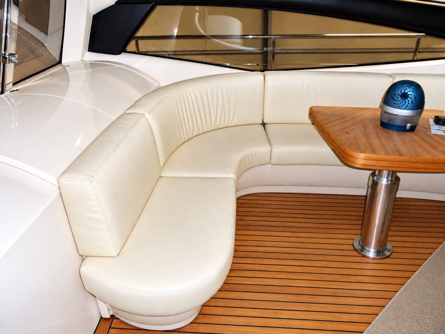 Pershing 62, divano in pelle