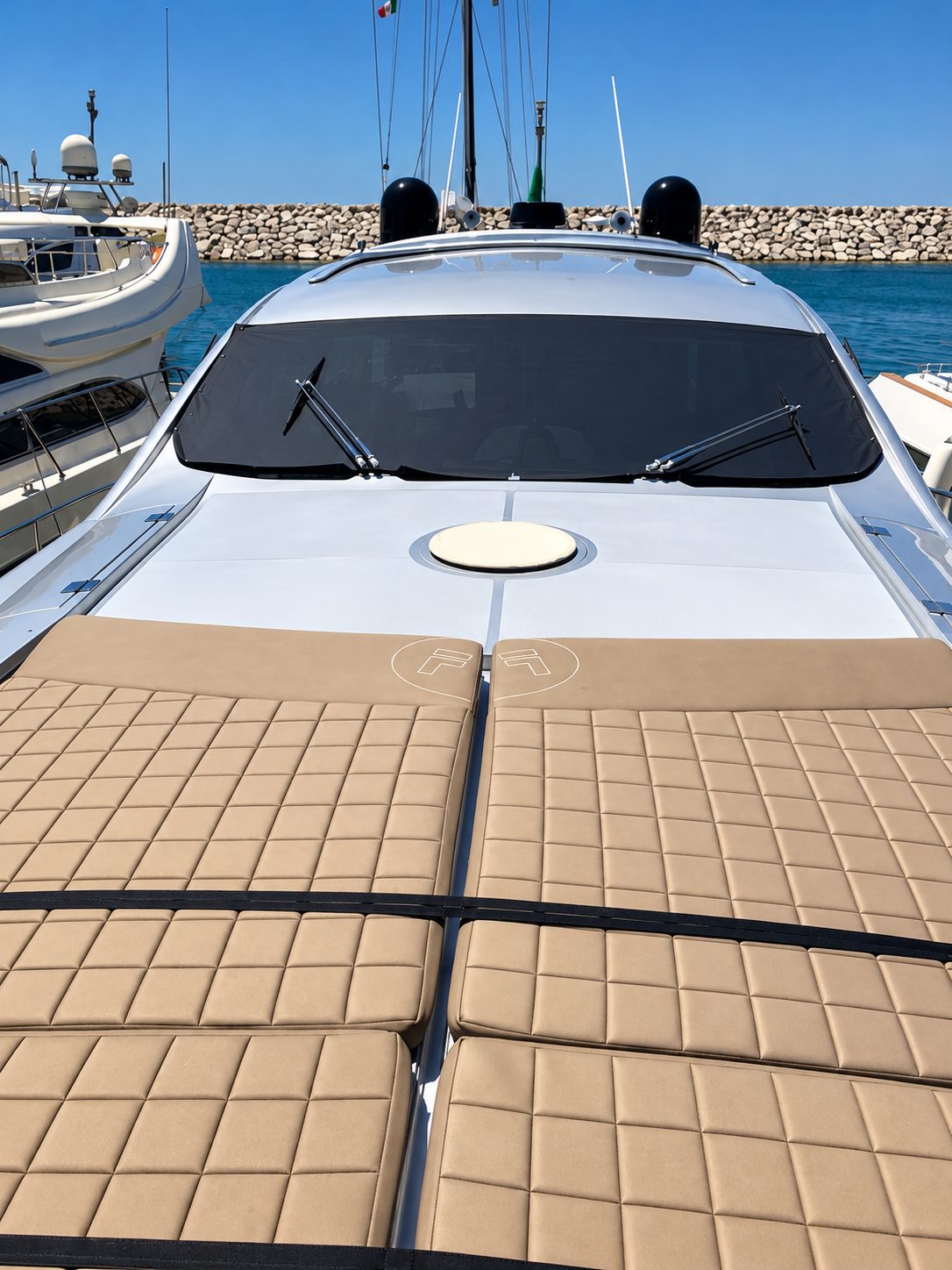 Prendisole di prua trapuntato su Pershing 76