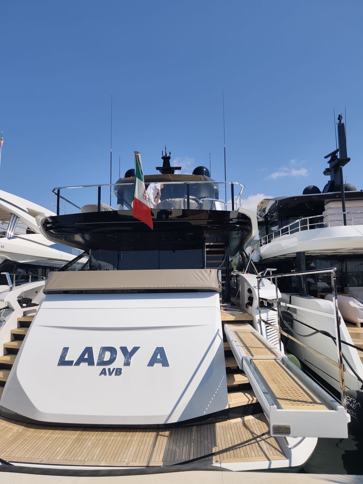 Prendisole di poppa su uno yacht a motore