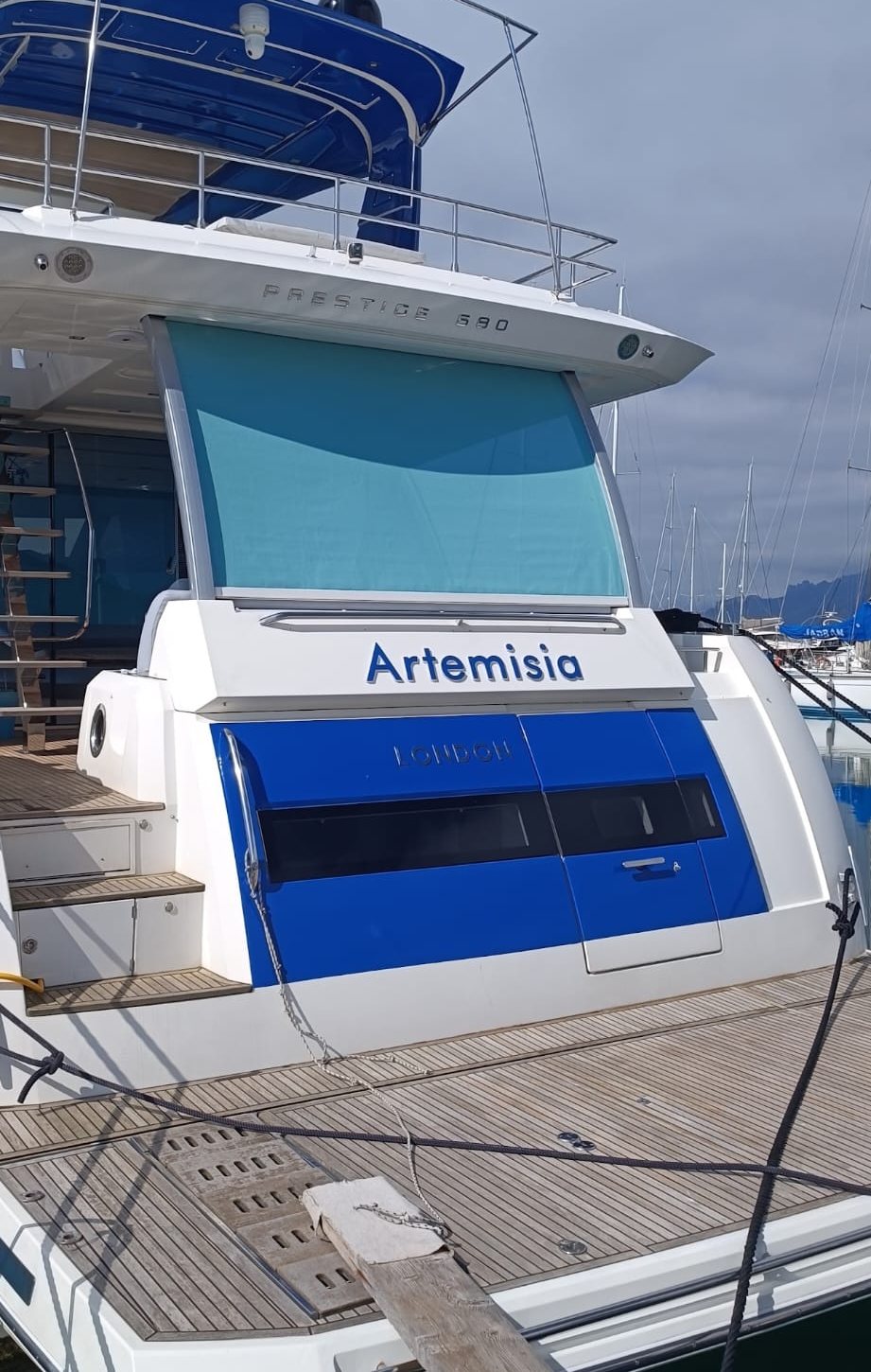 Prestige 680, schermature di poppa