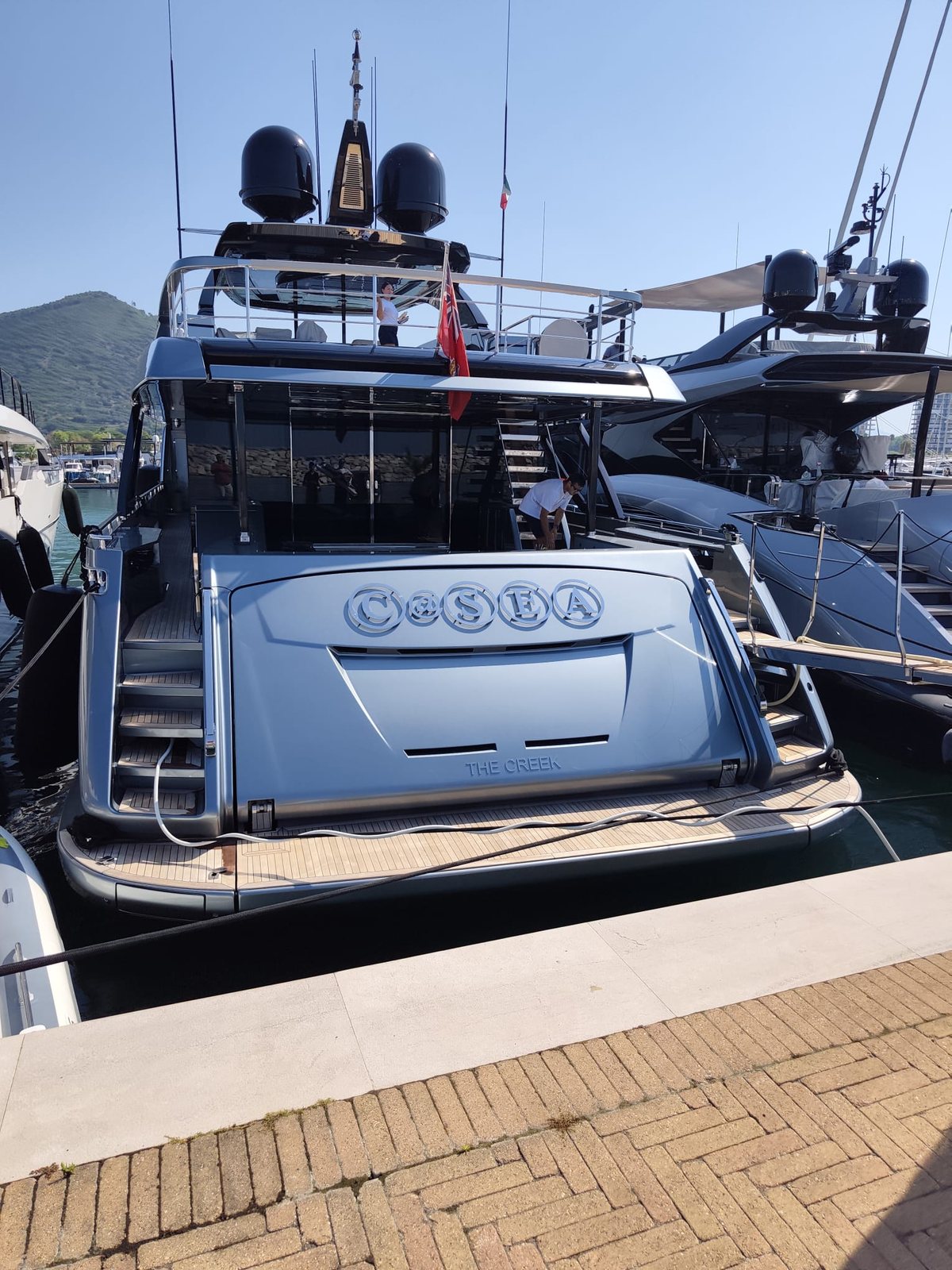Riva 110 Dolcevita ormeggiato di poppa