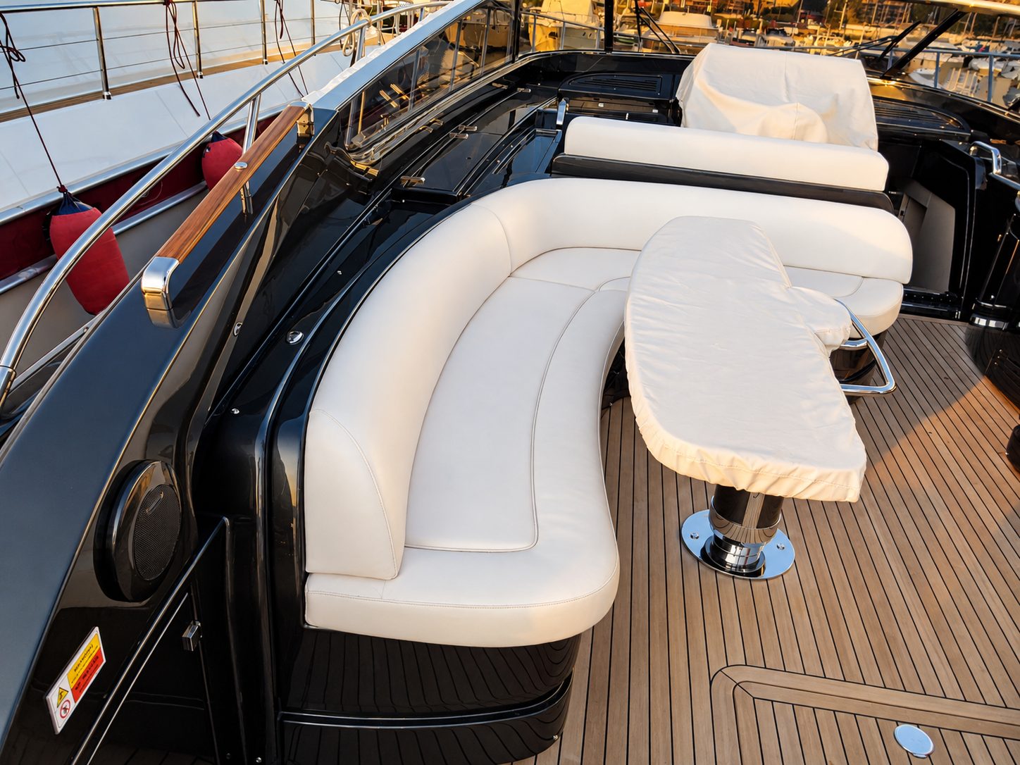 Riva 63, pozzetto