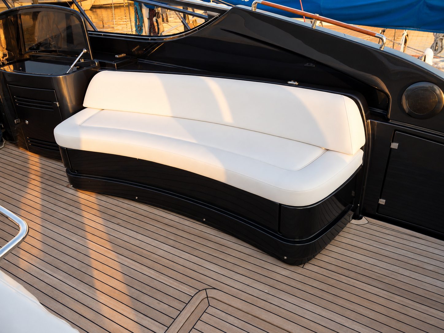 Riva 63, seduta di poppa