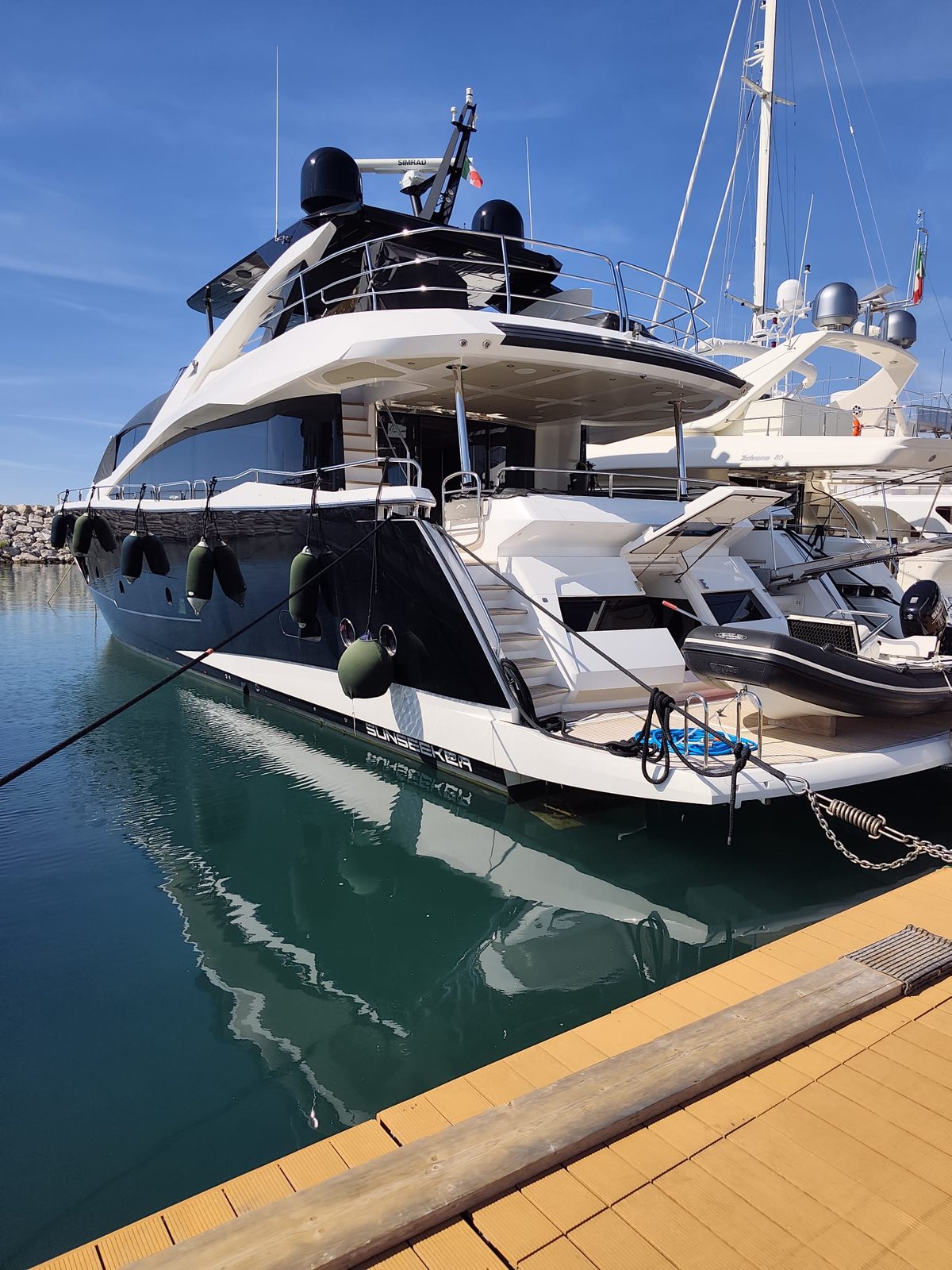 Yacht Sunseeker in banchina