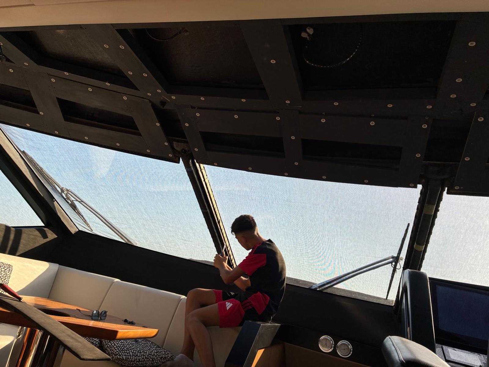 Sunseeker, montaggio della pannellatura del cielino in plancia