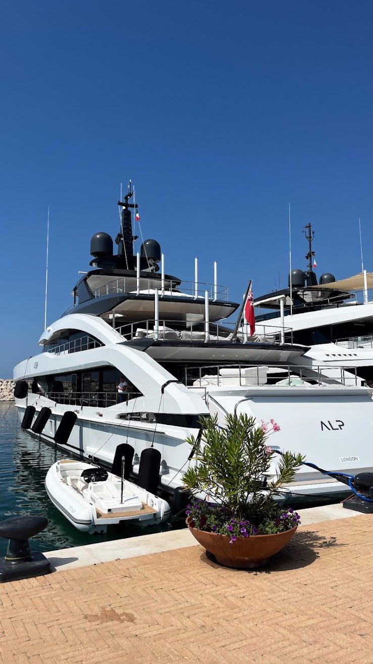 Lo yacht ALP in banchina